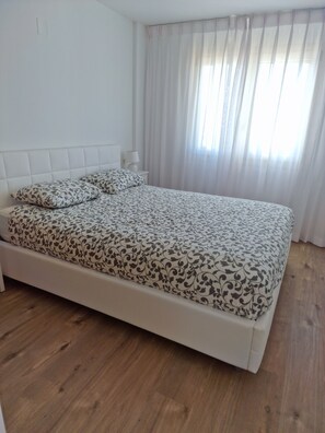 Tabla de planchar con plancha, internet y ropa de cama 