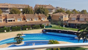 Un quartier résidentiel doté d’une piscine, de plusieurs immeubles d’appartements et d’un ciel dégagé.
