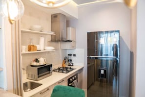 Mikrowelle, Wasserkocher mit Kaffee-/Teezubehör, Mixer, Kaffeemühle