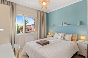 Tabla de planchar con plancha, wifi, ropa de cama