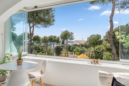 Interior. Spacious Studio 400 Meters from the Beach