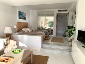 Iron/ironing board, WiFi, bed sheets - Spacious Studio 400 Meters from the Beach (Sitio de Calahonda)