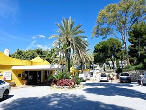 Property grounds - Spacious Studio 400 Meters from the Beach (Sitio de Calahonda)