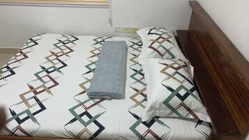 Rom, 1 queensize-seng, mikrobølgeovn | Skrivebord, strykejern/-brett og wi-fi (inkludert)