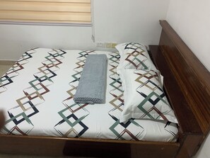 Rom, 1 queensize-seng, mikrobølgeovn | Skrivebord, strykejern/-brett og wi-fi (inkludert)