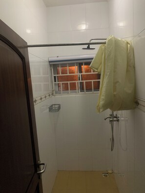 Shower, towels - Chapel Hill 2-Bedroom Apartment (Takoradi)