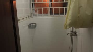 Douche, serviettes fournies