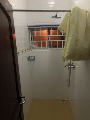 Shower, towels - Chapel Hill 2-Bedroom Apartment (Takoradi)
