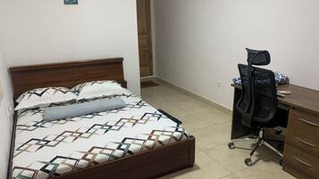 Habitación, 1 cama Queen size, microondas | Escritorio, tabla de planchar con plancha y wifi gratis