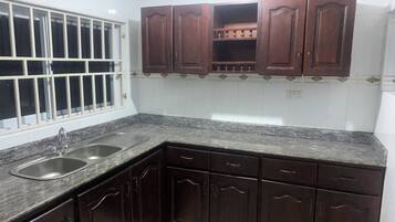 Refrigerador con congelador, microondas y parrilla de estufa