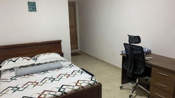 Habitación, 1 cama Queen size, microondas | Escritorio, tabla de planchar con plancha y wifi gratis