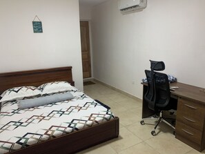 Habitación, 1 cama Queen size, microondas | Escritorio, tabla de planchar con plancha y wifi gratis 