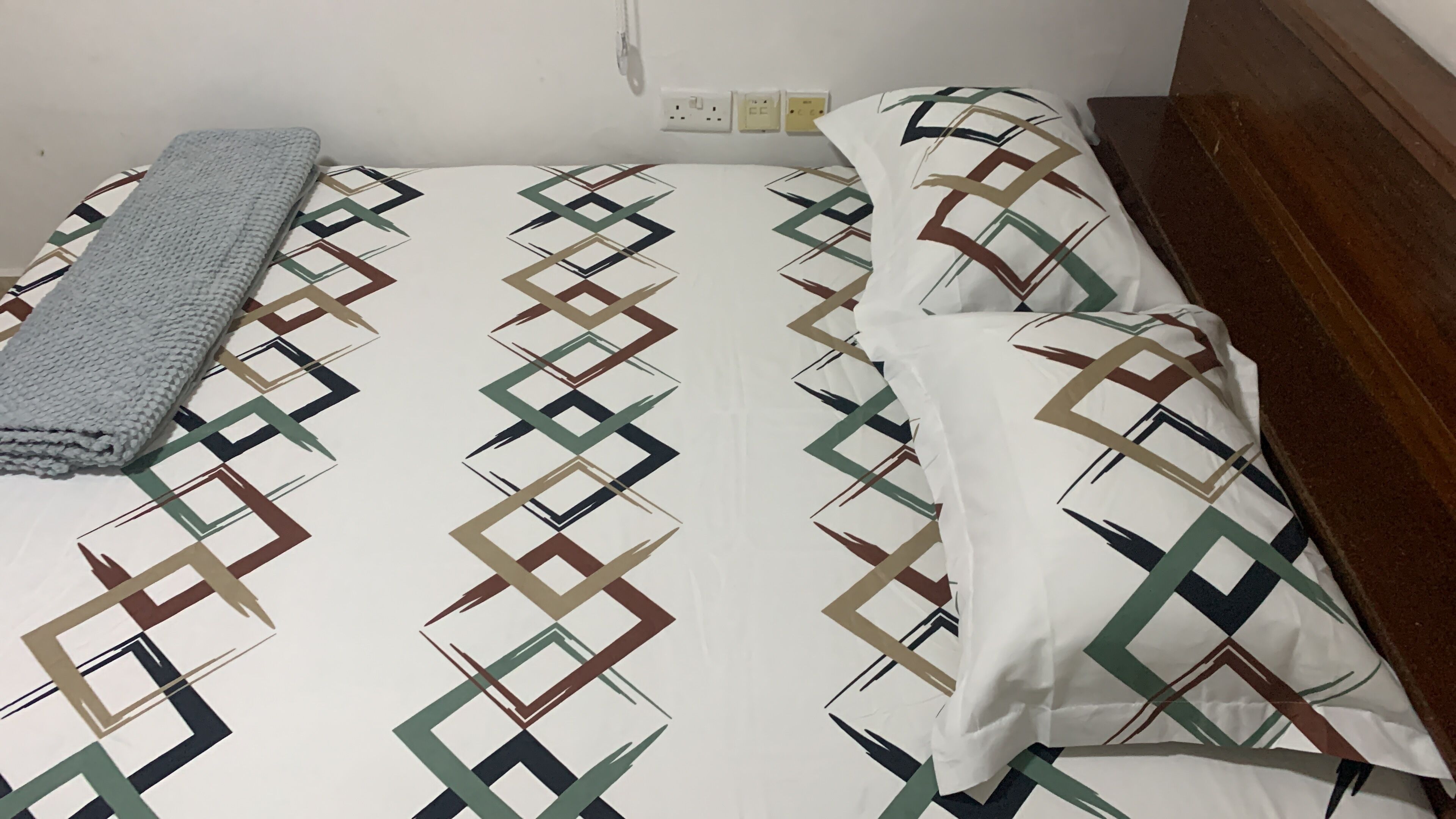 Room, 1 Queen Bed, Microwave | Desk, iron/ironing board, free WiFi