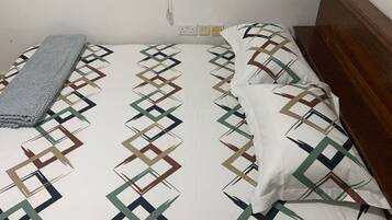 Room, 1 Queen Bed, Microwave | Desk, iron/ironing board, free WiFi