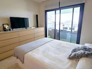 Een strijkplank/strijkijzer, wifi, beddengoed