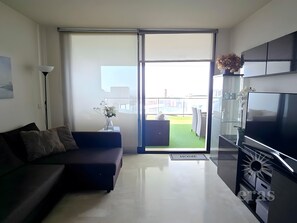 TV - Apartment 'Gran Terraza con Vistas al Mar A111' with Wi-Fi and Air Conditioning (Mijas Costa)
