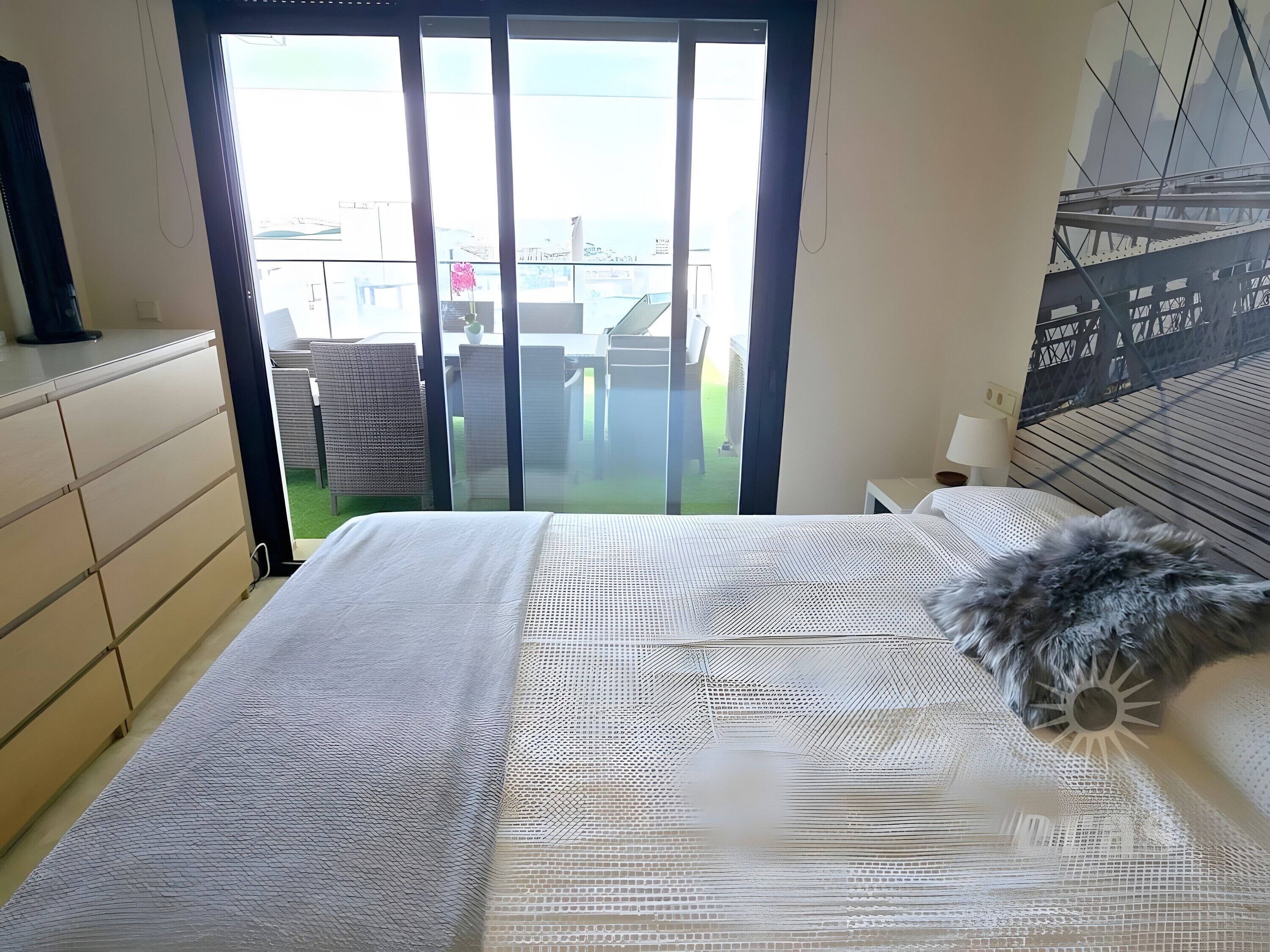 Tabla de planchar con plancha, wifi, ropa de cama