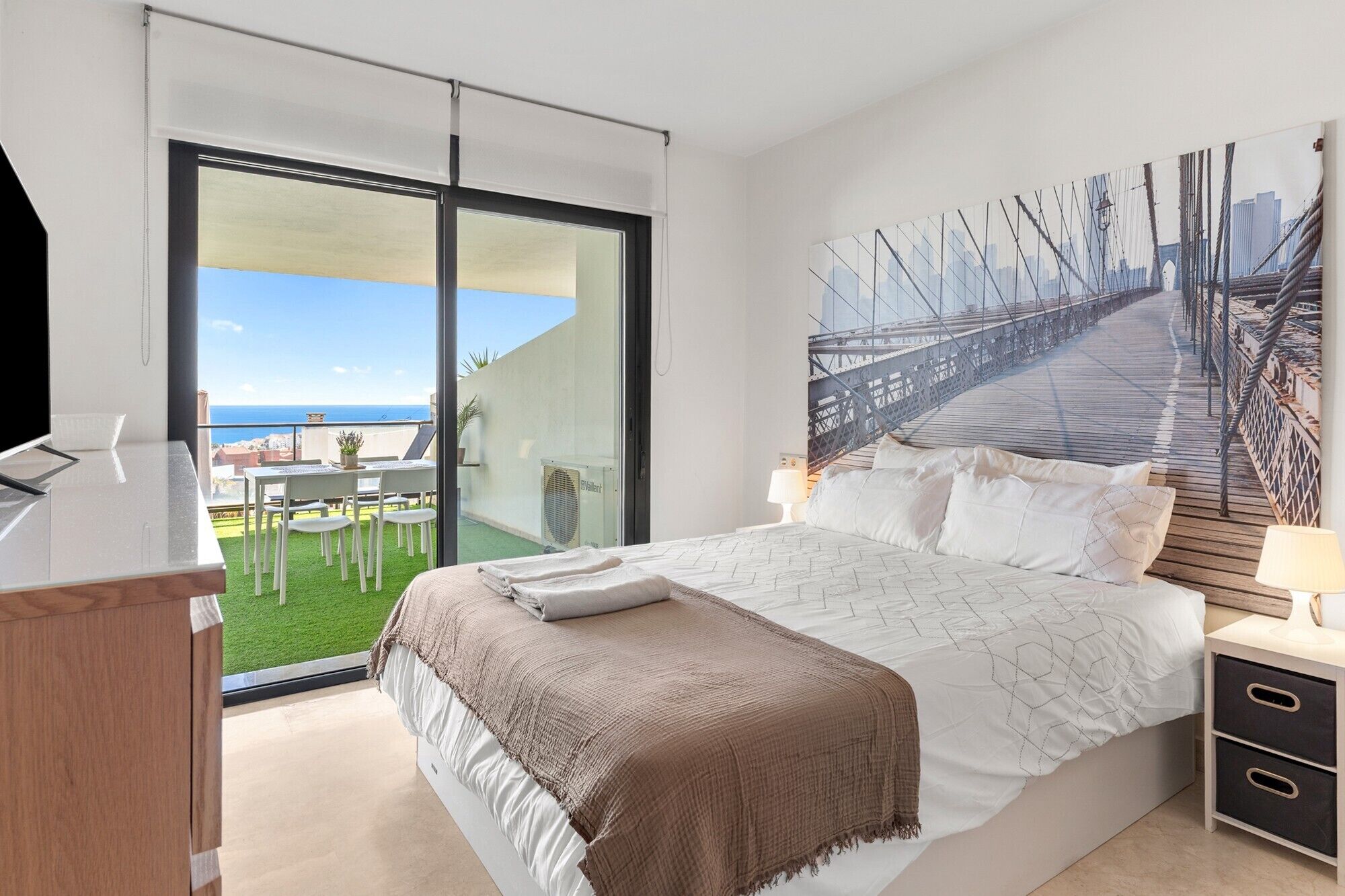 Een strijkplank/strijkijzer, wifi, beddengoed