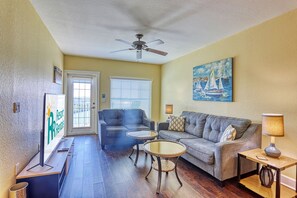 Smart TV - 🐬Waterpark Onsite🌞Quick Walk to Beach🍹Harbourside 8816🌴Awesome Water Views (Indian Rocks Beach)