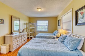 Iron/ironing board, free WiFi, bed sheets - 🌊Quick Walk to Beach🌴Great Location🌞Indian Beach Villas 3A (Indian Rocks Beach)
