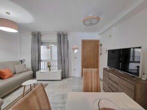 TV - Centrally Located Penthouse with Balcony, Wi-Fi & Air Conditioning in Fuengirola (Fuengirola)