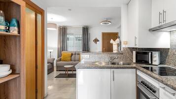 Frigorífico, microondas, horno y placa de cocina