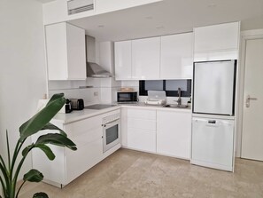 ثلاجة، ميكروويف، فرن، موقد طهي مسطح