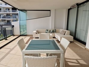 Outdoor dining - Apartment 'Hermosa Vista al Mar Grande' with Sea Views, Wi-Fi and Air Conditioning (Mijas)