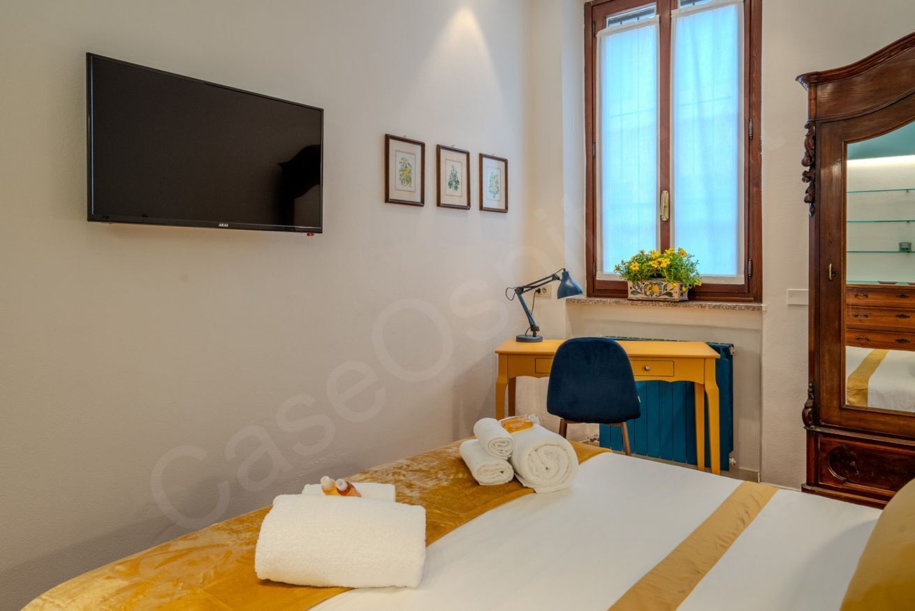 1 chambre, fer et planche à repasser