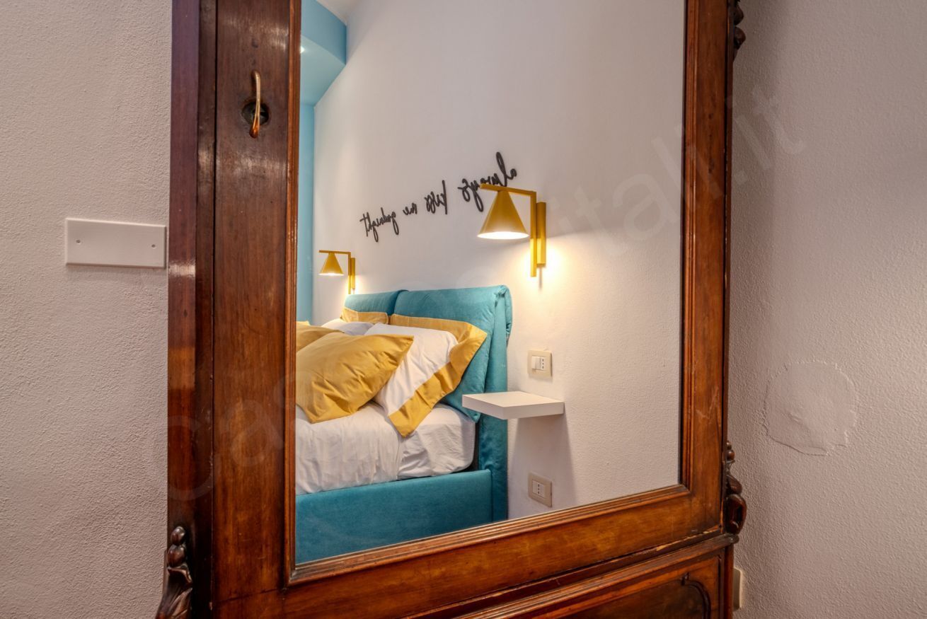 1 habitación y tabla de planchar con plancha 