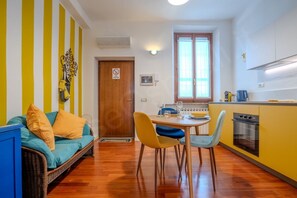Interior - GuestHost - Experience the authentic atmosphere of Sicily in this renovated two-room apartment with Mediterranean charm in the heart of a quiet courtyard on the ground floor. The welcoming double bedroom and the bright living room blend with handcrafted  (Cernusco sul Naviglio)