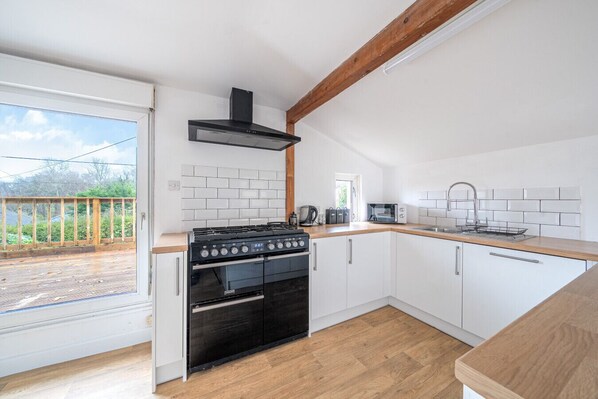 Private kitchen - Family-friendly countryside home with hot tub, swing set and trampoline (Battle)