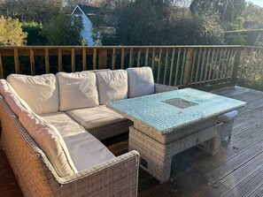 Outdoor dining - Family-friendly countryside home with hot tub, swing set and trampoline (Battle)