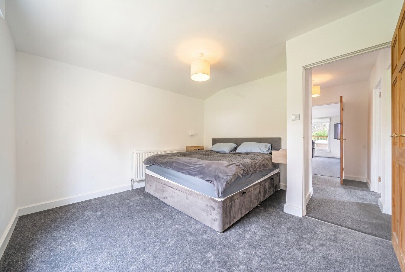 3 bedrooms, desk, WiFi, bed sheets