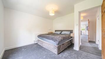 3 bedrooms, desk, WiFi, bed sheets