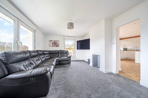 Living area - Family-friendly countryside home with hot tub, swing set and trampoline (Battle)