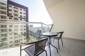 Outdoor dining - Studio with Seamless Mall Access, Steps from the Bus Stop, Binghatti Stars (Dubai)