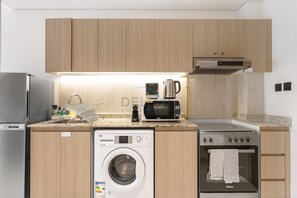 Kühlschrank, Mikrowelle, Ofen, Wasserkocher mit Kaffee-/Teezubehör