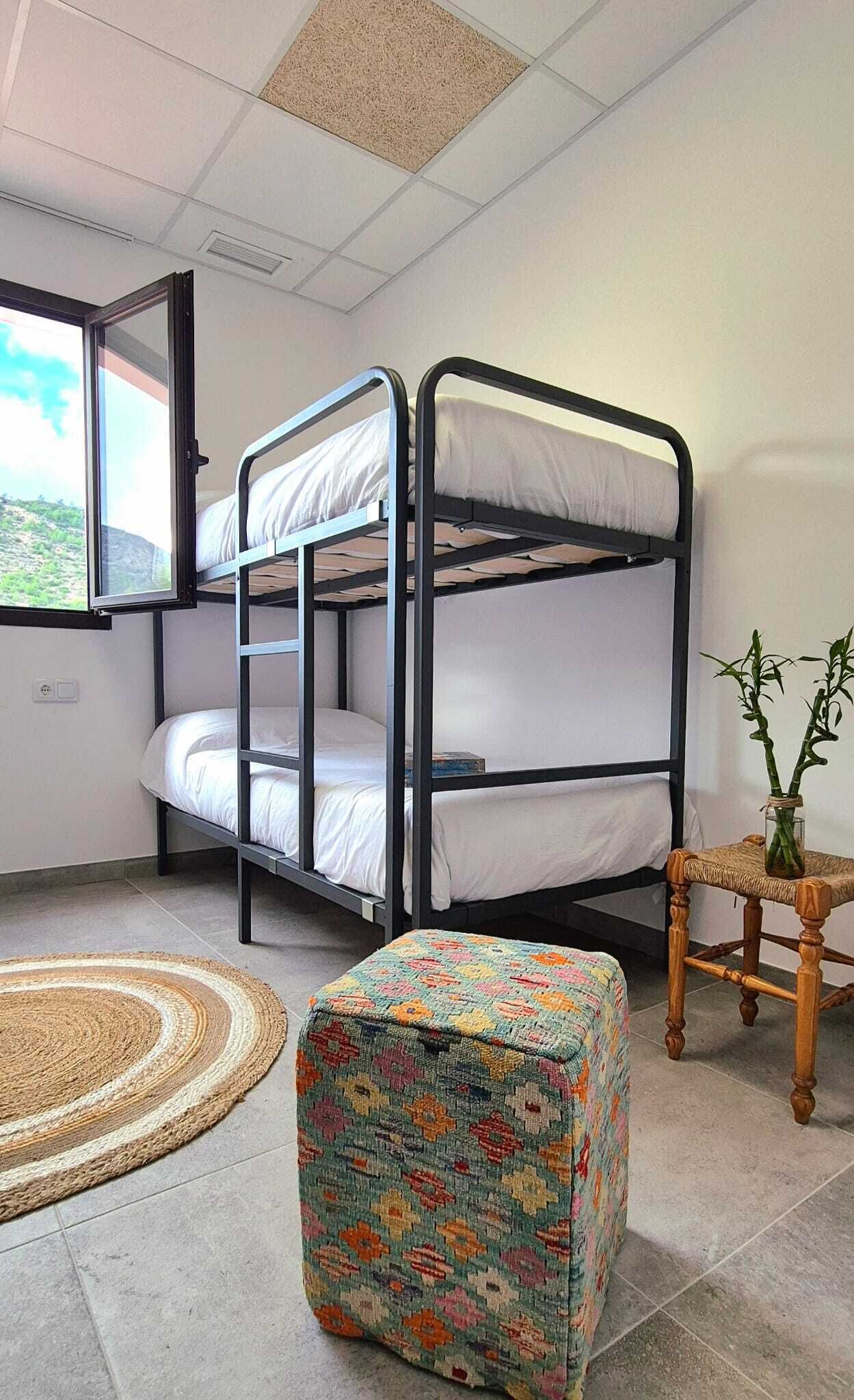 Phòng tập thể tiện nghi đơn giản, quang cảnh sông