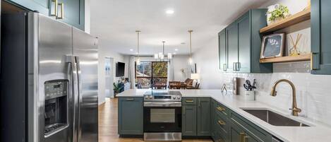 Refrigerador, microondas, horno, placa de cocina