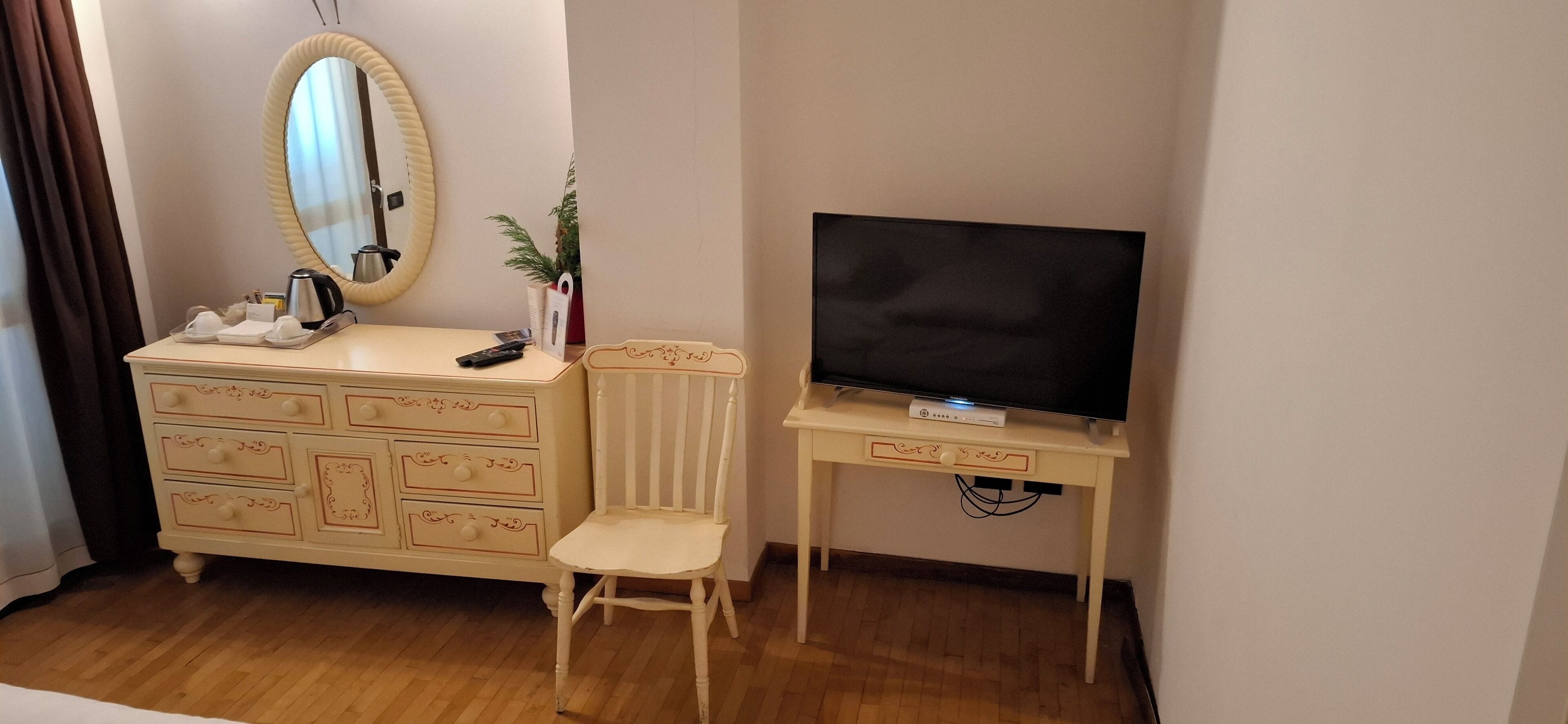 Classic Double or Twin Room | Living area