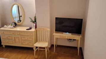 Habitación clásica con 1 cama matrimonial o 2 individuales | Área de sala de estar