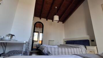 高級四人房 | 書桌、筆電工作空間、免費無線上網