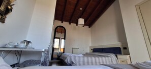 高級四人房 | 書桌、筆電工作空間、免費無線上網