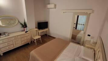 Classic Double or Twin Room | Desk, laptop workspace, free WiFi