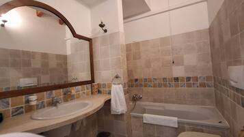 經典雙人或雙床房 | 浴室 | 吹風機、毛巾、肥皂、洗髮精