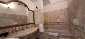 經典雙人或雙床房 | 浴室 | 吹風機、毛巾、肥皂、洗髮精