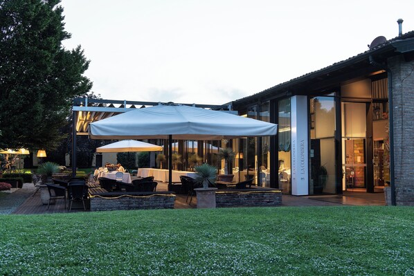 Middag serveres, italienske retter