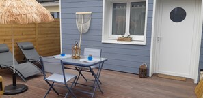 Outdoor dining - "La Mer Bohème", 1 bed, 2 pers, free secure parking with badge, 8 mn from the beach (Le Portel)