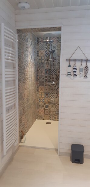 Shower, hair dryer, towels, soap - "La Mer Bohème", 1 bed, 2 pers, free secure parking with badge, 8 mn from the beach (Le Portel)
